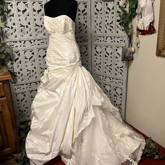 MAGGIE SOTTERO AMAZING WHITE SILKY SMOOTH WITH LACE & TRAIN WEDDING DRESS GOWN - Picture 5 of 16